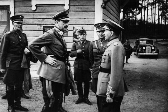 Paavo Talvela oikealla