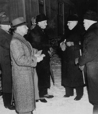 Oikealta alkaen Carl Enckell, J K Paasikivi, Mannerheim ja adjutantti Ranner Gr�nvall